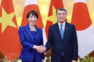 越南政府总理黎明兴与日本首相高市早苗亲切握手。