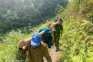 山罗省苏莫乡公安将患者送去医院。