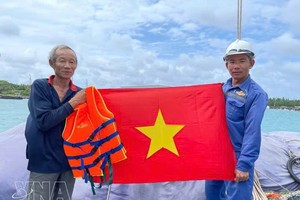 海军力量向渔民赠送国旗。