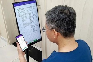 医生在电子病历上核对患者信息并开具处方。图片：梅青