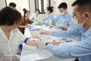 河内市白梅坊为群众进行免费体检。