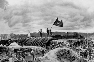 1954年5月7日，越南人民军“决战-决胜”旗帜在奠边府法军据点群指挥所坑道顶上升起。