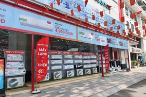 空调、电风扇等商品被摆放在店门口甚至路边，旨在引起顾客关注。