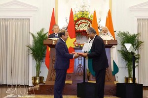 党中央总书记、国家主席苏林与印度总理纳伦德拉·莫迪共同见证两国合作文件的交换。