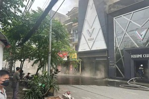 滚滚浓烟蔓延至失火周边区域。