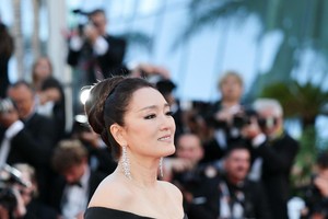 5月12日，在法国戛纳，演员巩俐亮相第79届戛纳电影节开幕式红毯。