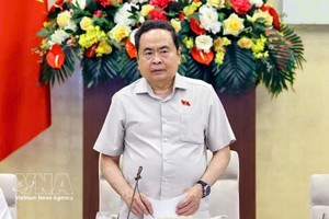 越南国会主席陈青敏发表讲话 。