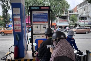 顾客选择加注生物汽油。