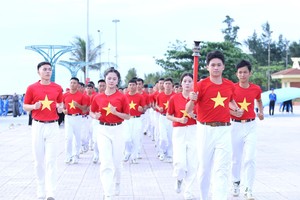 70名模范青年代表了越南各领域优秀青年从胡志明主席祠堂传递圣火至舞台，点燃“我爱我的祖国”旅程启动仪式。 图：海林