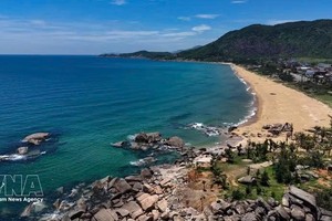 奇春海滩（河靖省）拥有漫长的海岸线、细腻的沙滩和原始的自然风光。