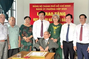 黎国峰同志与各位代表祝贺阮文诗同志。