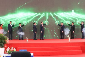  各位代表、投资者共同按钮，宣布琼立LNG热电厂项目技术基础设施正式动工。