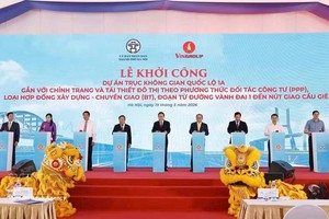 越南国会主席陈青敏在河内出席1A国道空间轴线项目开工仪式 。