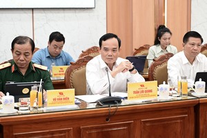 胡志明市市委书记陈留光与本市领导出席会议。