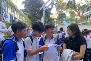 各位考生正在参加2026年4月举行的天赋普通学校十年级模拟招生考试。