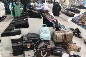 查扣近2000件疑似假冒知名品牌的时装产品