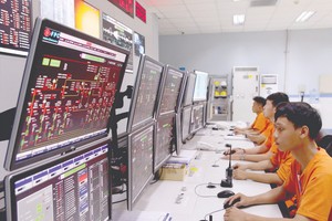 位于胡志明市滨桔坊的正阳纸业有限责任公司控制系统运行技术组。图：黄雄
