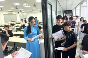  监考人员在胡志明市工业大学考点引导考生进入考场。图：清雄