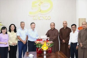 杨英德同志在佛诞大典之际拜访并祝贺《觉悟报》。