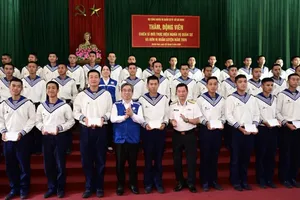 阮福禄同志与代表们向各位新战士赠送慰问品。