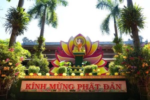 顺化古都缤纷多彩，喜迎佛诞大典。图为设在妙谛国寺的浴佛礼台。