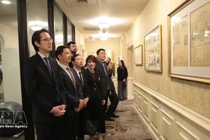 越南常驻联合国代表团团长杜雄越大使一行参观欧尼帕克豪斯酒店并了解有关胡志明主席的资料。