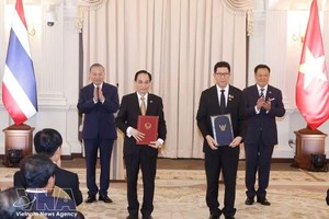 党中央总书记、国家主席苏林与泰国总理阿努廷·查恩维拉军共同见证《2026-2031年落实越泰全面战略伙伴关系行动计划》文件的交换。