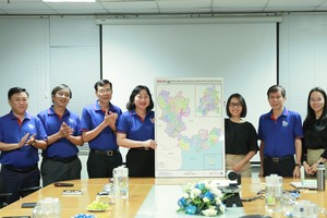《西贡解放报》领导向CMIT国际港口赠送行政单位地图。