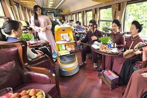 34座VIP车厢内的服务机器人。