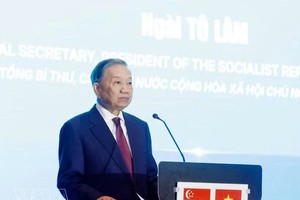 越南党中央总书记、国家主席苏林在论坛上发表讲话。
