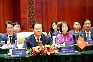 党中央委员、莱州省省委书记、省人民议会主席黎明银在会上发表讲话。