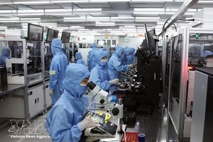 在宁平省福山工业区，韩国独资企业MCNEX VINA有限责任公司的工厂内，出口摄像头模组及电子元件生产线正在运行。