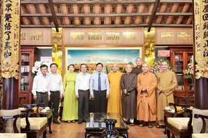 胡志明市领导工作团与释慧通和尚及市越南佛教协会理事会平阳地区成员合影留念。