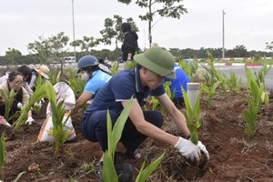 福胜坊人委会领导参加在武元甲街植花活动。