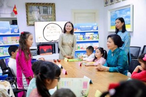 越南党中央总书记、国家主席苏林夫人吴芳璃看望慰问雒鸿越南语培训班的师生。