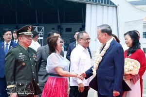 大使馆工作人员和旅居菲律宾越南人迎接越南党中央总书记、国家主席苏林和夫人。