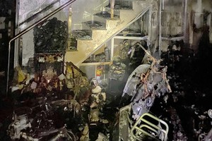 成功解救受困失火房屋二人