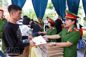 清春监狱干部向在改造过程中表现进步、符合特赦条件的服刑人员颁发特赦《决定》。