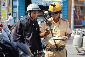 胡志明市交警力量加强对违反交规学生的查处力度。