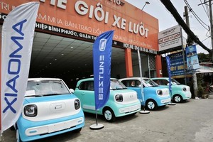 在13号国道干线一展厅内展销的廉价微型电动汽车。图:功忠