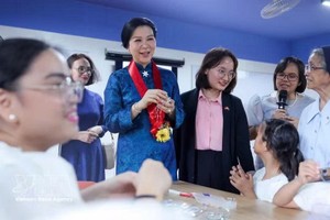 越南党中央总书记、国家主席苏林夫人吴芳璃看望阿西洛中心。