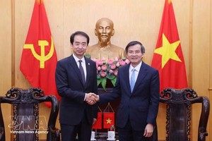 胡志明国家政治学院院长段明训（右）在河内会见了中国驻越南大使何炜。