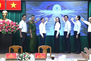 启动喜迎西贡-嘉定市正式以胡志明主席名字命名50周年纪念的竞赛工程签署仪式。