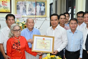 阮文得主席探访并向陈明忠老人祝寿。图：越勇