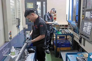 在太原省点瑞工业区KD Heat Technology有限公司，工人正在为汽车和摩托车制造业生产零部件。