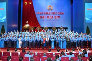  6月5日上午，政府总理黎明兴向越南劳动总联团主席阮英俊赠送鲜花，并祝贺第十四届越南劳动总联团执委会。图：光福