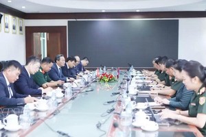 越南驻老挝大使阮明心与老挝国防部副部长旺松·因潘平上将就协调实施“推进寻找、归集和确认烈士遗骸500个昼夜”行动举行工作会谈。