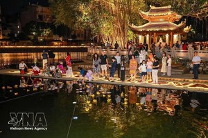 在“文庙-文湖放花灯之夜”活动中，放花灯活动吸引众多市民与游客参与。