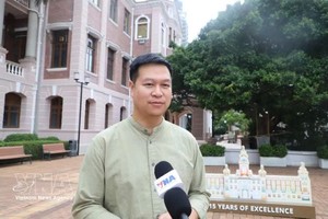 在香港大学招生处工作的武海长硕士接受越通社记者的采访。