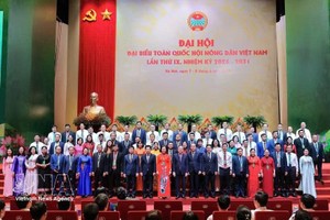 越南农民协会第九届中央委员会在大会上集体亮相。